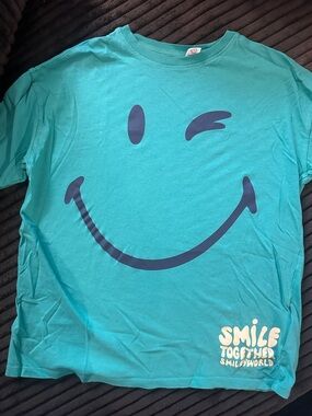 H&M Teal Smiley Winking Graphic Tee size 8/10